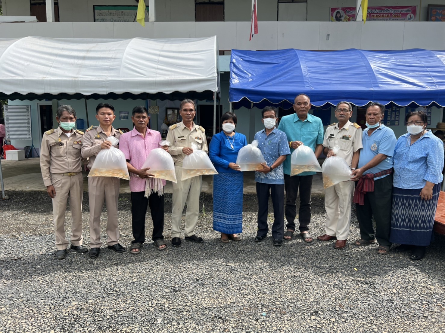 สำนักงานประมงอำเภอเดชอุดม มอบพันธุ์ปลากินพืชเพื่อปล่อยในศูนย์เรียนรู้เศษฐกิจพอเพียง ณ สำนักงานคุมประพฤติจังหวัดอุบลราชธานี สาขาเดชอุดม   