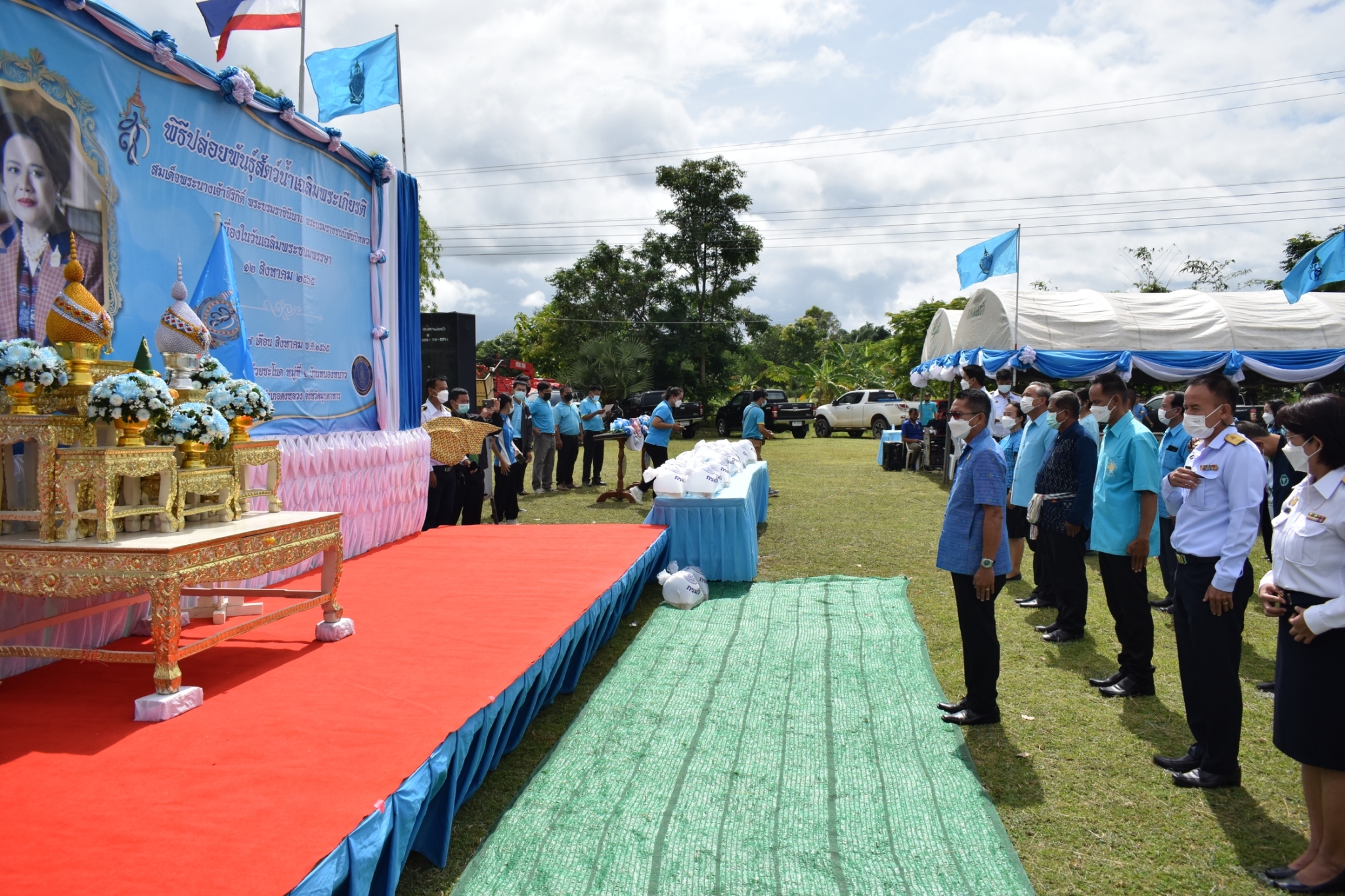 หน่วยงานสังกัดกรมประมงจังหวัดมุกดาหารร่วมจัดพิธีปล่อยพันธุ์สัตว์น้ำเนื่องในโอกาสมหามงคลเฉลิมพระชนมพรรษา 90 พรรษา