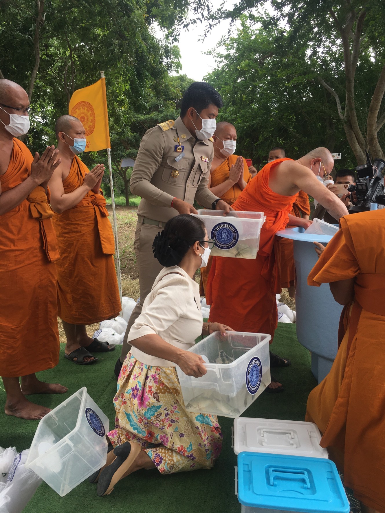 ศูนย์ ฯ อ่างทอง ร่วมปล่อยพันธุ์ปลาในกิจกรรมตรวจเยี่ยมโครงการหมู่บ้านรักษาศีล 5 ณ วัดจันทร์ ตำบลทางพระ อำเภอโพธิ์ทอง จังหวัดอ่างทอง..คลิก