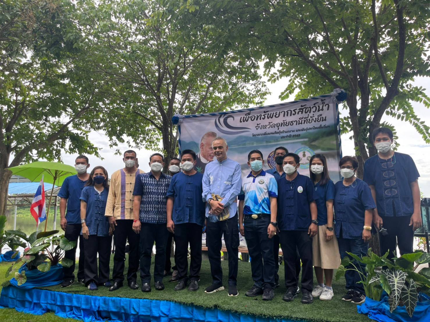 วันที่ 15 สิงหาคม 2565 นายสุชาติ ผึ่งฉิมพลี ผู้อำนวยการศูนย์วิจัยและพัฒนาการเพาะเลี้ยงสัตว์น้ำจืดอุทัยธานี ร่วมกับสำนักงานประมงจังหวัดอุทัยธานี จัดกิจกรรมปล่อยพันธุ์สัตว์น้ำ โครงการเพิ่มผลผลิตกุ้งก้ามกราม และพันธุ์ปลาไทยพื้นถิ่นฯ ประจำปีงบประมาณ 2565 ณ อ่างเก็บน้ำห้วยขุนแก้ว ตำบลทองหลาง อำเภอห้วยคต จังหวัดอุทัยธานี พันธุ์สัตว์น้ำที่ปล่อยทั้งหมด จำนวน 817,000 ตัว  โดยนายชาดา ไทยเศรษฐ์ (สมาชิกสภาผู้แทนราษฎรจังหวัดอุทัยธานี) เป็นประธาน พร้อมด้วยข้าราชการและประชาชนร่วมกันปล่อยพันธุ์สัตว์น้ำเพื่ออนุรักษ์พันธุ์สัตว์น้ำ..คลิก