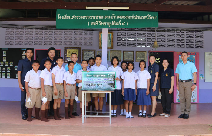 ตรวจเยี่ยม และมอบปัจจัยการผลิต “โครงการถ่ายทอดองค์ความรู้สู่เยาวชนในพื้นที่หมู่บ้านรอบศูนย์ฯ”