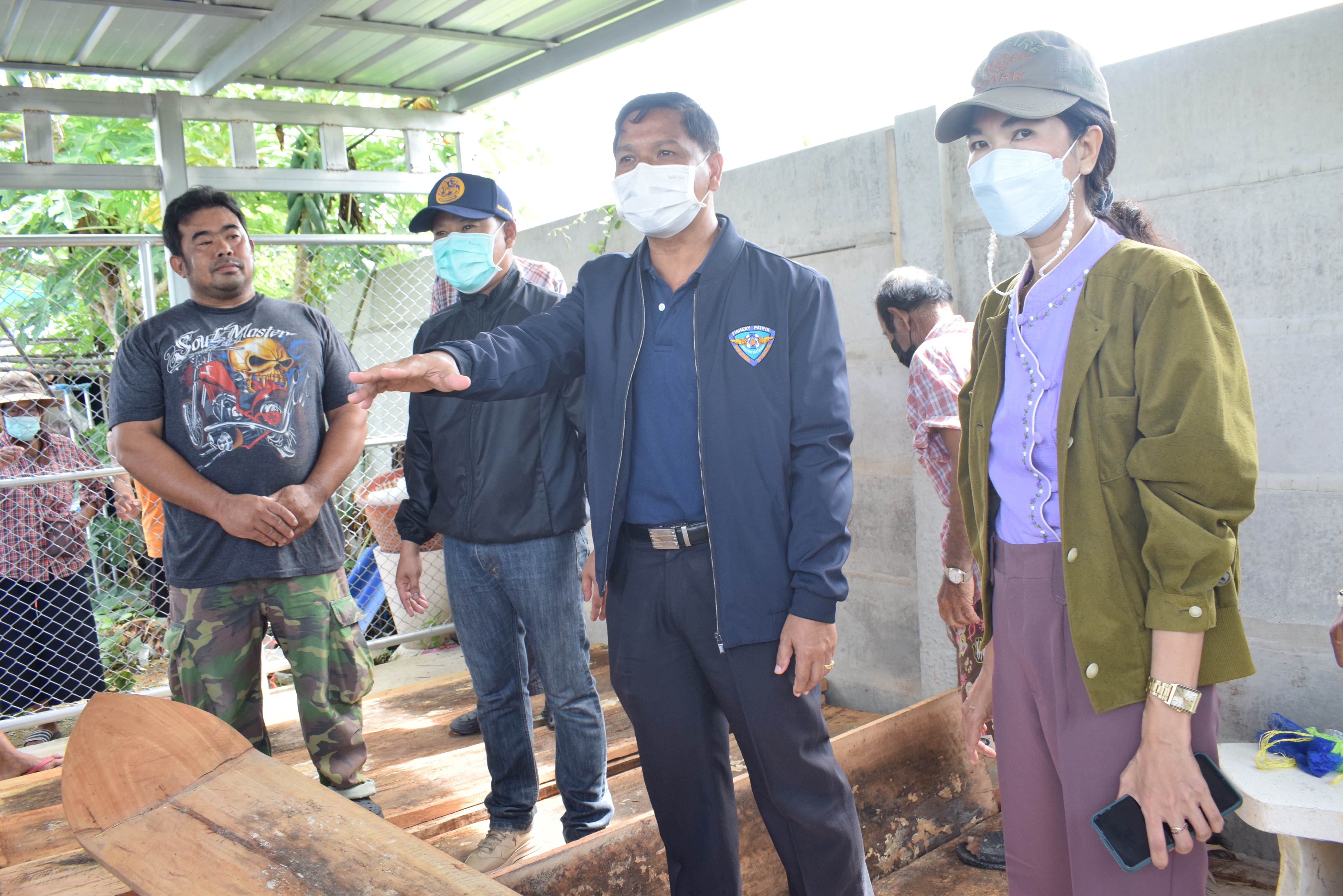 เข้าร่วมกิจกรรมการส่งมอบกระดานถีบเก็บหอยและเรือรับส่งชาวประมง ให้กับองค์กรชุมชนชุมชนประมงท้องถิ่น