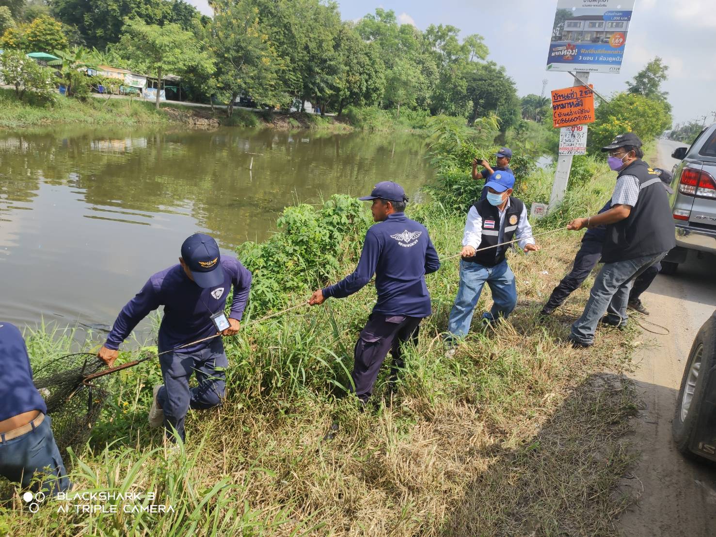 วันที่ 31 สิงหาคม 2565 นายนรินทร์  มีวงศ์ ประมงจังหวัดปทุมธานี มอบหมาย นายศุภโชค  แทรกสุข หัวหน้ากลุ่มบริหารจัดการด้านการประมง นายมณเฑียร เกษตรสมบูรณ์ ประมงอำเภอหนองเสือ ร่วมกับเจ้าหน้าที่จากศูนย์ป้องกันและปราบปรามประมงน้ำจืดพระนครศรีอยุธยา ลงพื้นที่ตรวจสอบการใช้เครื่องมือประมงผิดกฎหมาย ตามพระราชกำหนดการประมง พ.ศ. 2558 และพระราชกำหนดการประมง (ฉบับที่ 2) พ.ศ. 2560 (ฉบับแก้ไข) ซึ่งได้รับแจ้งจากประชาชนว่าบริเวณตำบลคลองสอง อำเภอคลองหลวง จังหวัดปทุมธานี มีการใช้อวนวางกลางกั้นเพื่อดักจับสัตว์น้ำ และเครื่องมือลอบพับ (ไอ้โง่) แต่ไม่พบตัวผู้กระทำผิดในที่เกิดเหตุ จึงได้ตรวจยึดเครื่องมือดังกล่าว พร้อมลงบันทึกประจำวัน เลขที่ 0005/2565วันที่ 31 สิงหาคม 2565 ไว้เป็นหลักฐาน และนำของกลางส่งพนักงานสอบสวนที่สถานีตำรวจภูธรอำเภอคลองหลวง ทั้งนี้       ได้นำของกลางเก็บรักษาไว้ที่ศูนย์ป้องกันและปราบปรามประมงน้ำจืดพระนครศรีอยุธยาเพื่อดำเนินการต่อไป..คลิก