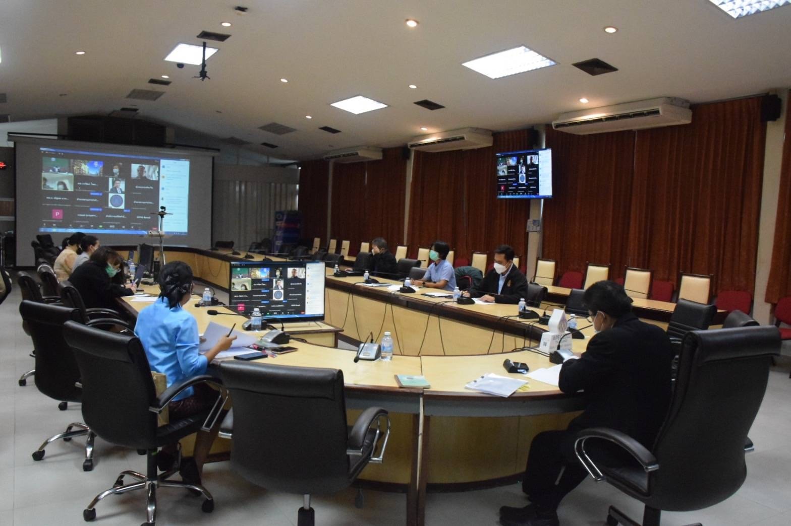 นายบัญชา สุขแก้ว รองอธิบดีกรมประมง ประชุมร่วมกับหน่วยงานที่เกี่ยวข้อง เพื่อหารือแนวทางการดำเนินโครงการน้ำมันเขียวสำหรับเรือประมง