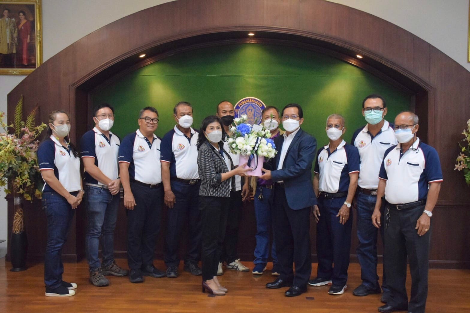 นายเฉลิมชัย สุวรรณรักษ์ อธิบดีกรมประมง ต้อนรับผู้แทนเกษตรกรผู้เลี้ยงกุ้งทะเลจากหลายจังหวัดในภาคตะวันออกและภาคกลางในนามชมรมและสมาคมต่างๆ..คลิก
