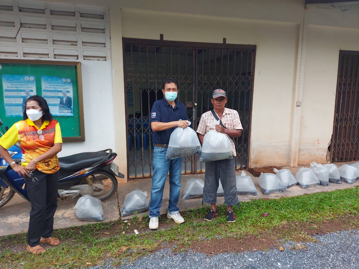 ประมงอำเภอเขาชัยสน  มอบพันธุ์ปลาดุกบิ๊กอุยให้กับเกษตรกรที่เข้าร่วมโครงการขจัดความยากจนคนเมืองลุง พัฒนาคุณภาพชีวิตตามระบบ TPMAP..คลิก