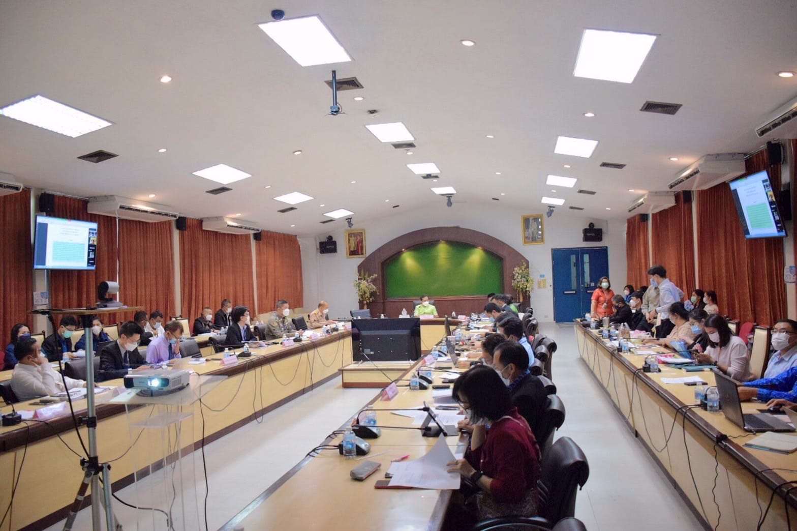 นายเฉลิมชัย สุวรรณรักษ์ อธิบดีกรมประมง เป็นประธานการประชุมผ่านระบบ Hybrid Meetings เพื่อติดตามการดำเนินงานป้องกันการทำประมง IUUในรอบปี 2565..คลิก