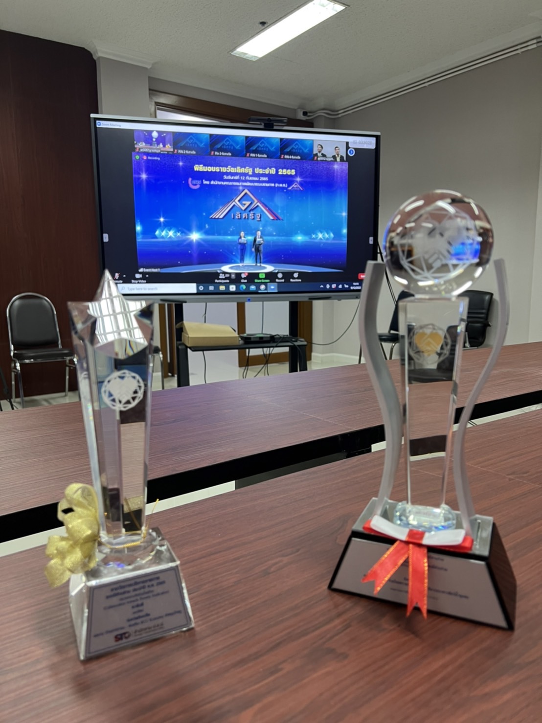 เข้าร่วมพิธีรับมอบโล่รางวัลเลิศรัฐ ประจำปี ๒๕๖๕ ประเภทรางวัลสัมฤทธิ์ผลประชาชนมีส่วนร่วม ระดับดี ผลงานหนองต่ายร่วมใจลดรายจ่ายสร้างรายได้จากธนาคารสัตว์น้ำชุมชน..คลิก