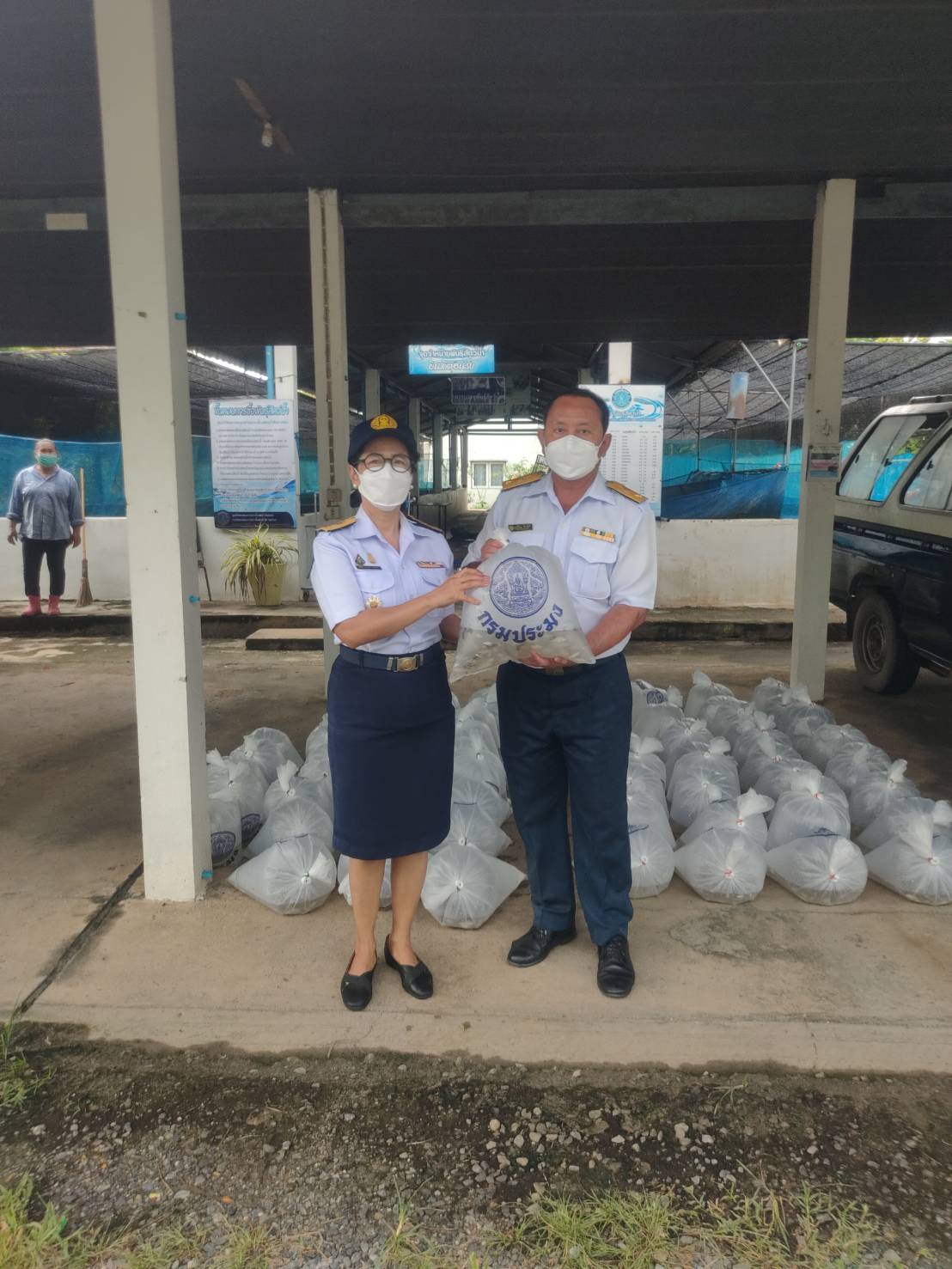 ศูนย์วิจัยฯ อ่างทอง มอบพันธุ์ปลาให้แก่ประมงอำเภอวิเศษชัยชาญ เพื่อนำไปมอบให้แก่เกษตรกร จำนวน 10 ราย รายละ 2,000 ตัว..คลิก