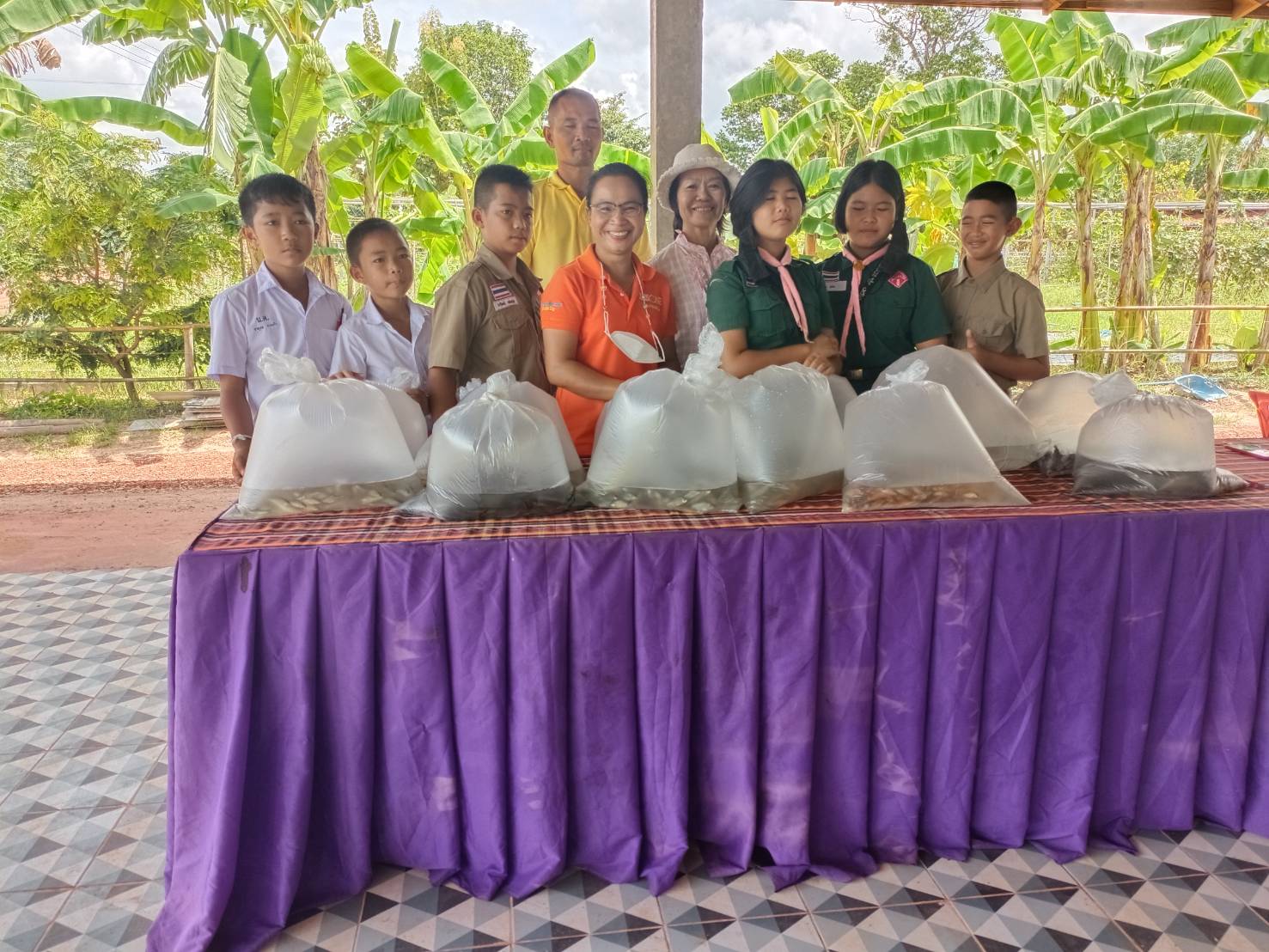 โครงการอันเนื่องมาจากพระราชดำริ กิจกรรมส่งมอบพันธุ์ปลาดุกเพื่อเลี้ยงในบ่อซีเมนต์ ภายใต้โครงการเกษตรเพื่ออาหารกลางวัน และกิจกรรมปล่อยพันธุ์ปลากินพืชในนาข้าว..คลิก