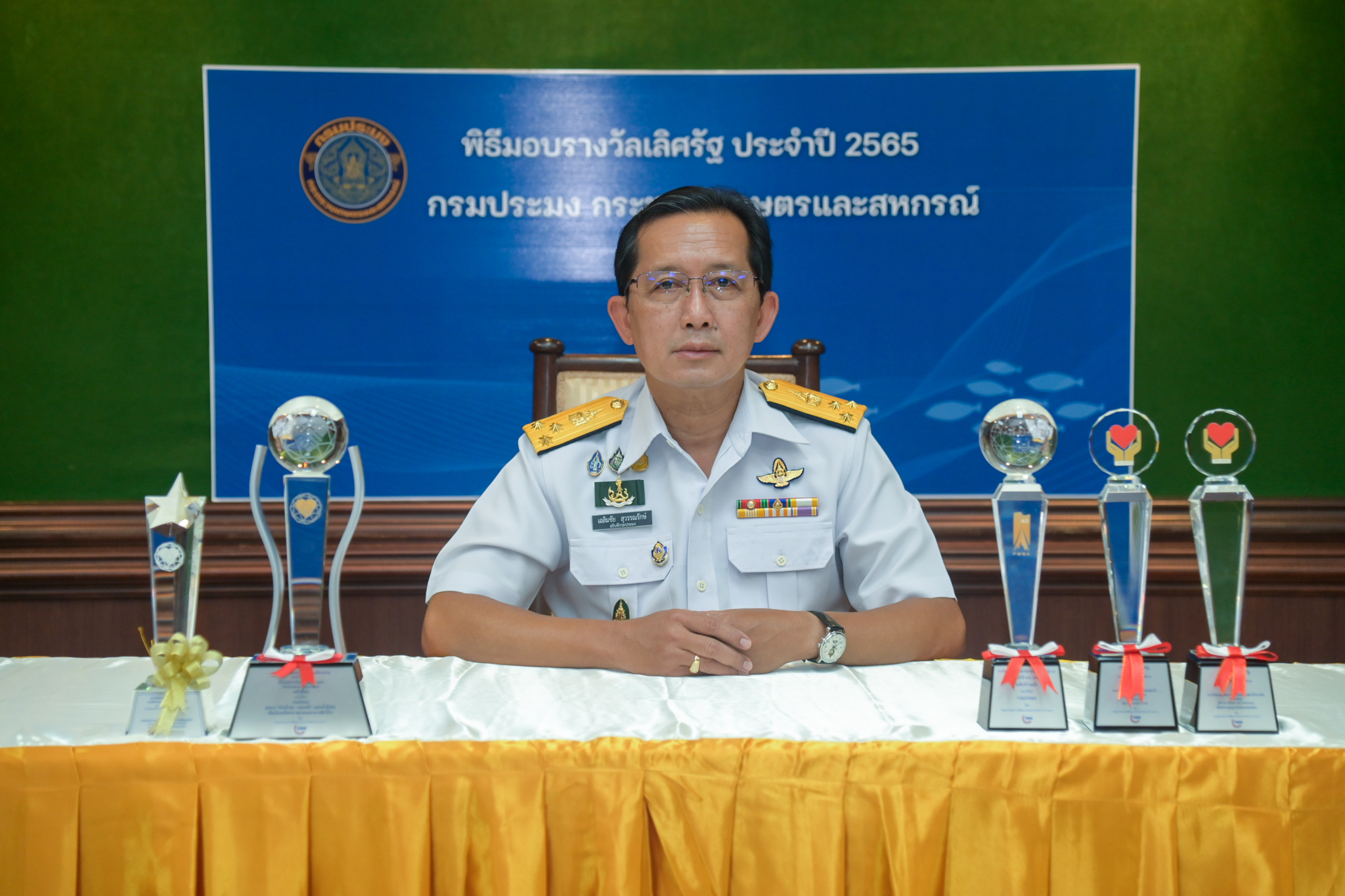 นายเฉลิมชัย สุวรรณรักษ์ อธิบดีกรมประมง พร้อมด้วย นายบัญชา สุขแก้ว นายประพันธ์ ลีปายะคุณ นายมานพ หนูสอน รองอธิบดีกรมประมง และคณะผู้บริหารกรมประมง เข้าร่วมพิธีมอบรางวัลเลิศรัฐ ประจำปี 2565 ผ่านระบบออนไลน์ ZOOM Cloud Meetings..คลิก