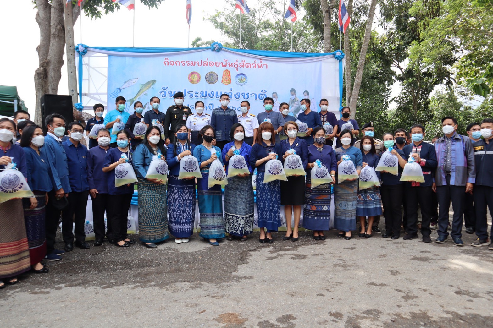 วันพุธที่ 14 กันยายน 2565 เวลา 10.30 น. นางชยาพร เตียเจริญวงศ์ ประมงจังหวัดน่าน พร้อมด้วยบุคลากรสำนักงานประมงจังหวัดน่าน ศูนย์วิจัยและพัฒนาประมงน้ำจืดน่าน, มณฑลทหารบกที่ 38, กรมทหารพรานที่ 32 อำเภอภูเพียง และองค์การบริหารส่วนตำบลฝายแก้ว จัดกิจกรรมปล่อยพันธุ์สัตว์น้ำ เนื่องในวันประมงแห่งชาติ 21 กันยายน ประจำปี 2565 ณ อ่างเก็บน้ำห้วยทรายขาว โครงการทหารพันธุ์ดี ฐานปฏิบัติการค่ายแสงเพ็ญ ตำบลฝายแก้ว อำเภอภูเพียง จังหวัดน่าน..คลิก