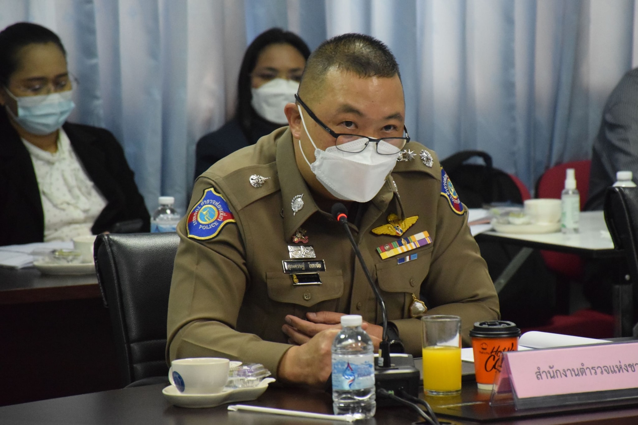นายเฉลิมชัย สุวรรณรักษ์ อธิบดีกรมประมง เป็นประธานการประชุมผ่านระบบ Hybrid Meetings เพื่อติดตามการดำเนินงานป้องกันการทำประมง IUU ในรอบปี 2565