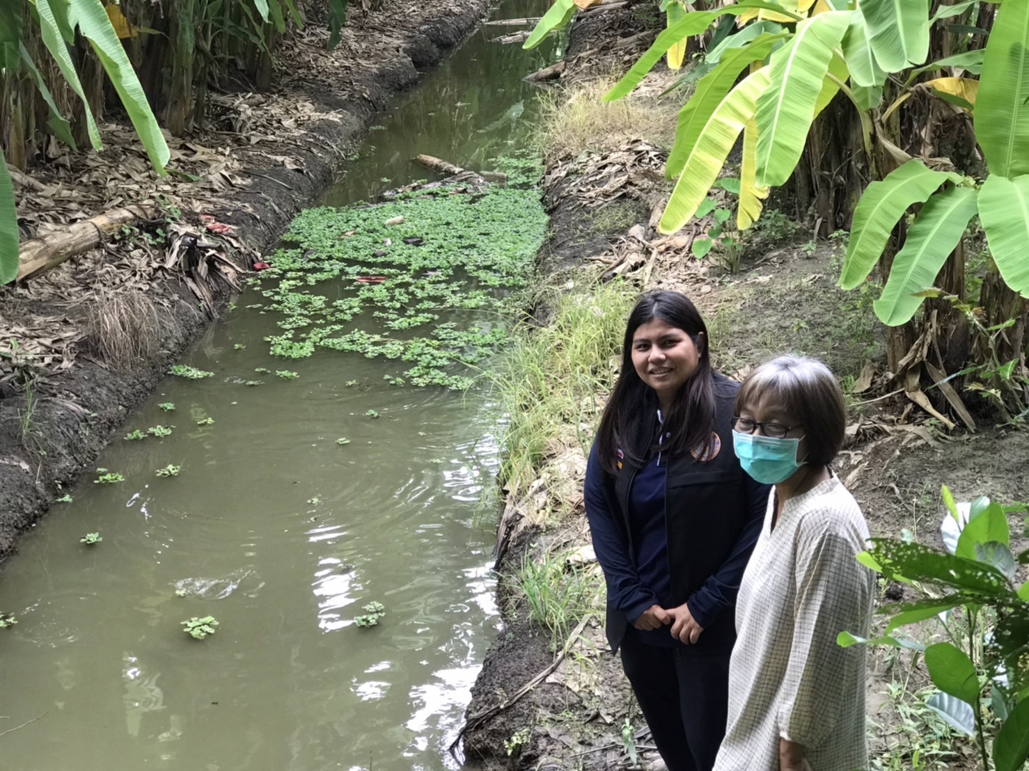 (อ.บางกรวย) สำรวจสถานการณ์น้ำท่วมของเกษตรกรผู้เพาะเลี้ยงสัตว์น้ำ..คลิก