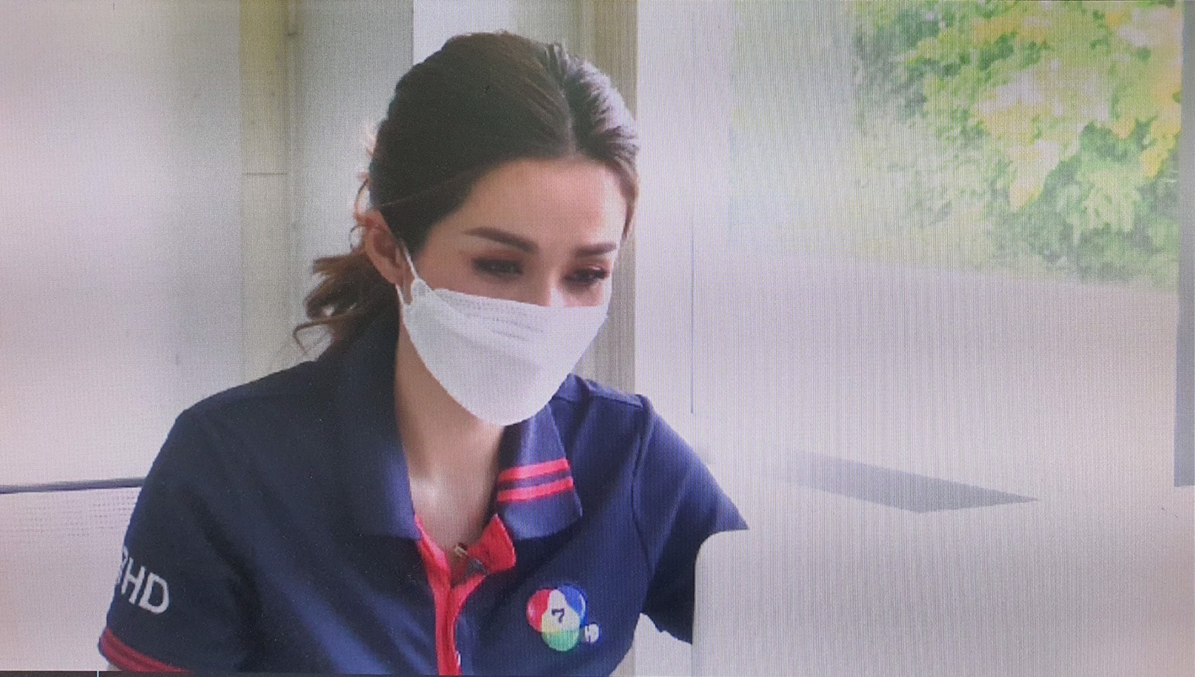 นายธีระชัย พงศ์จรรยากุล ผู้อำนวยการศูนย์วิจัยและพัฒนาประมงน้ำจืดอุบลราชธานี ให้สัมภาษณ์ สื่อมวลชนจากสถานีโทรทัศน์สีกองทัพบกช่อง 7