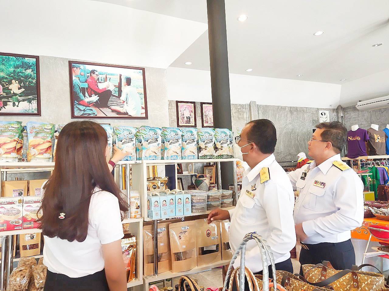 นายมานพ หนูสอน รองอธิบดีกรมประมง ให้เกียรติเยี่ยมชมและร่วมอุดหนุนสินค้าร้าน Fisherman shop @Narathiwat..คลิก
