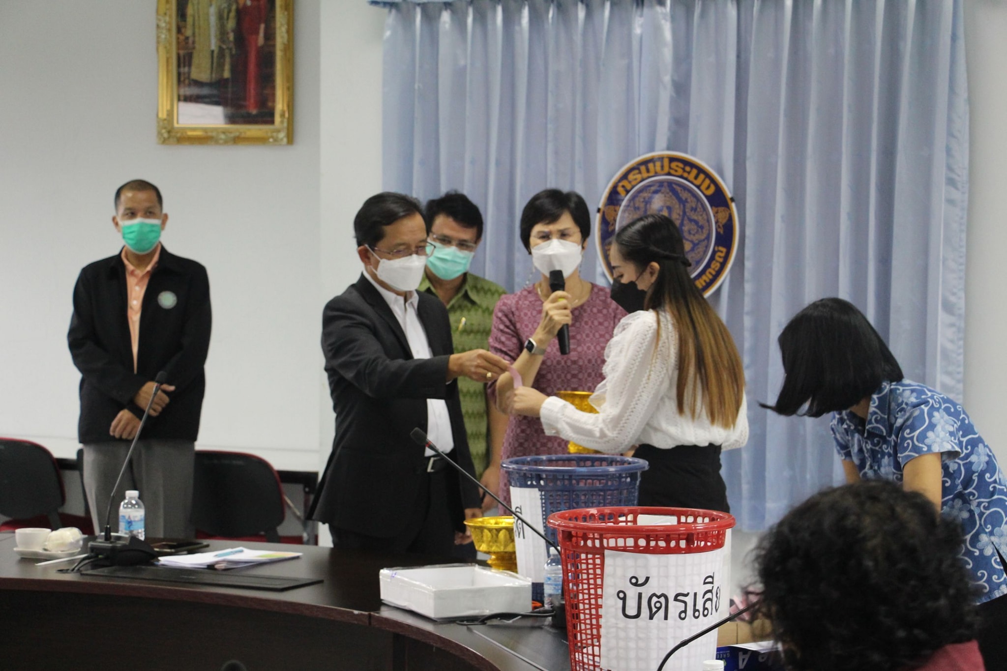 นายเฉลิมชัย? สุวรรณรักษ์? อธิบดีกรมประมง? ให้เกียรติ?ร่วมจับฉลากรายชื่อเพื่อเรียงลำดับผู้ที่ได้รับคะแนนเสียงเท่ากัน? ในการนับคะแนน?เพื่อแต่งตั้งเป็นอนุกรรมการใน ?อ.ก.พ.?กรมประมง..คลิก