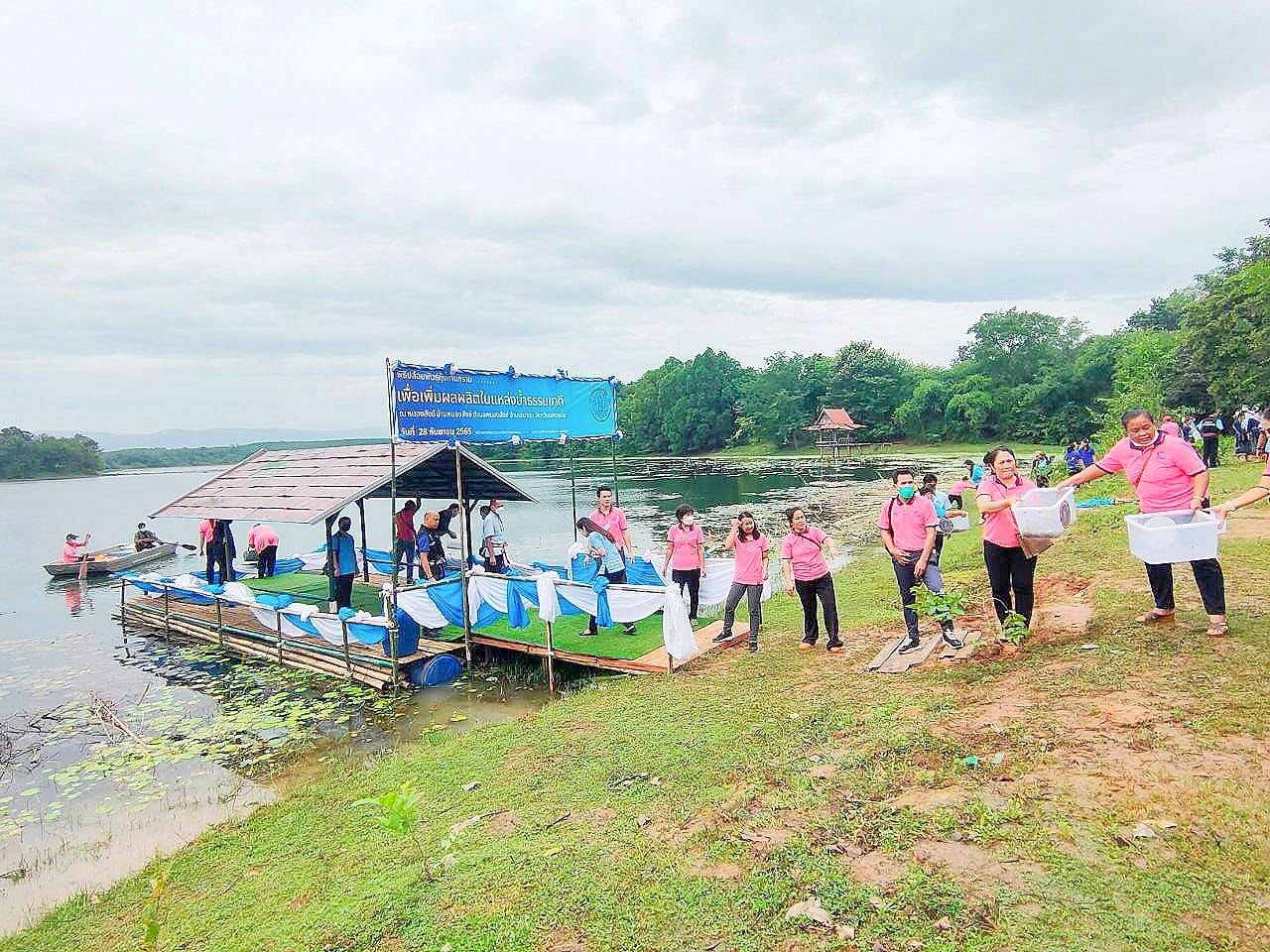 นายเฉลิมชัย สุวรรณรักษ์ อธิบดีกรมประมงมอบหมายให้นายมานพ หนูสอน รองอธิบดีกรมประมง ลงพื้นที่ตรวจราชการ และเป็นประธานปล่อยพันธ์ุกุ้งก้ามกราม จำนวน 225,000 ตัว ภายใต้โครงการเพิ่มผลผลิตสัตว์น้ำในแหล่งน้ำในชุมชนเพื่อสร้างความมั่นคงด้านอาหาร ประจำปี 2565