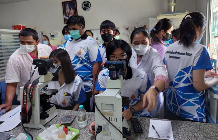หน่วยตรวจสอบคุณภาพวัตถุดิบสัตว์น้ำ ศูนย์คุ้งกระเบนฯ เผยแพร่กิจกรรมการตรวจวินิจฉัยโรคสัตว์น้ำ โดยถ่ายทอดความรู้ให้แก่นักศึกษา เน้นให้นักศึกษาทดลองปฏิบัติจริง เพื่อนำความรู้ และเทคนิคการวินิจฉัยโรคสัตว์น้ำเบื้องต้นไปใช้เป็นแนวทางในการเรียนการสอนและการปฏิบัติงานในอนาคต