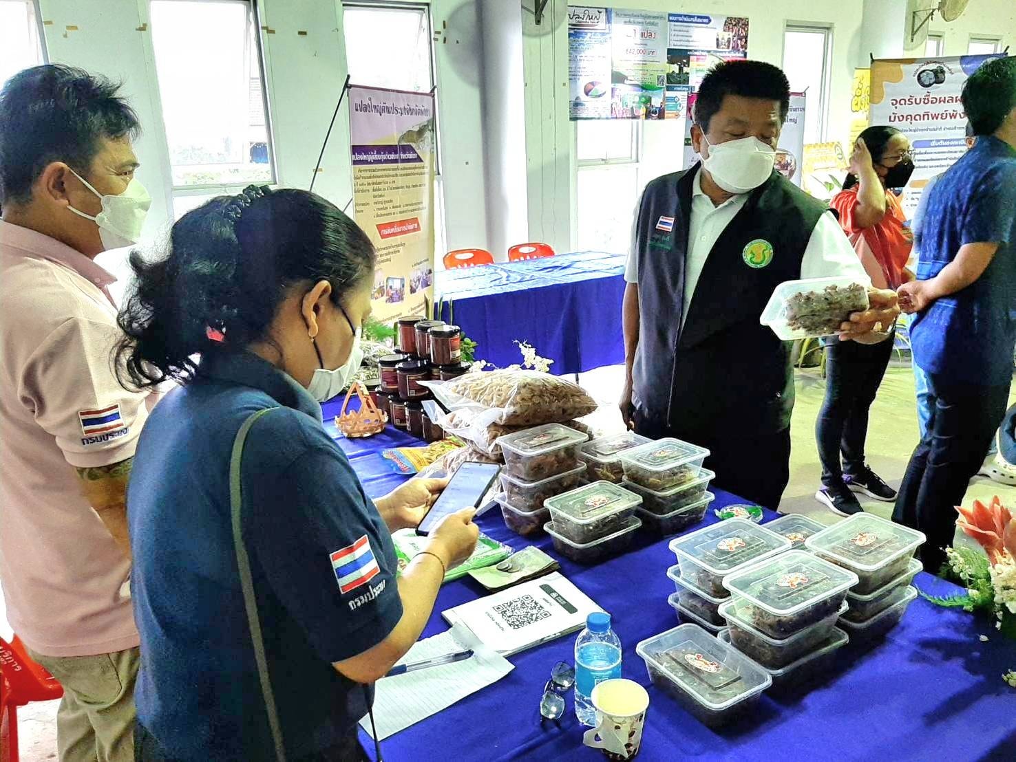 นายบัญชา สุขแก้ว รองอธิบดีกรมประมง เข้าร่วมงานขับเคลื่อนงานส่งเสริมเกษตรแบบแปลงใหญ่พังงาสู่ครัวอันดามัน โดยมี ดร.เฉลิมชัย ศรีอ่อน รัฐมนตรีว่าการกระทรวงเกษตรและสหกรณ์ เป็นประธานฯ..คลิก