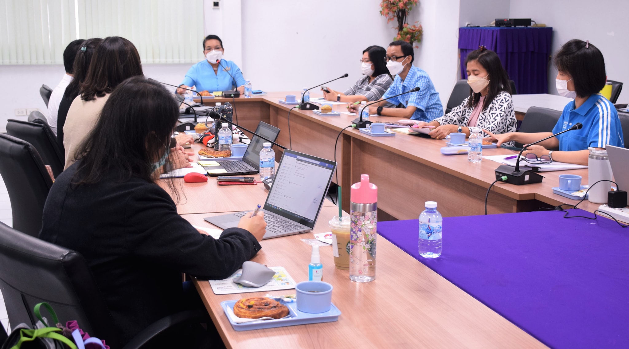นายเฉลิมชัย สุวรรณรักษ์ อธิบดีกรมประมง มอบหมายนางเพราลัย นุชหมอน รักษาการผู้ทรงคุณวุฒิด้านการจัดการประมง เป็นผู้แทนเข้าหารือร่วมกับตัวแทนจาก ปตท.สผ. และเจ้าหน้าที่กรมประมงที่เกี่ยวข้อง ในโครงการศึกษาวิจัยจัดสร้างแหล่งอาศัยสัตว์ทะเลเพื่อการประมง จากขาแท่น
