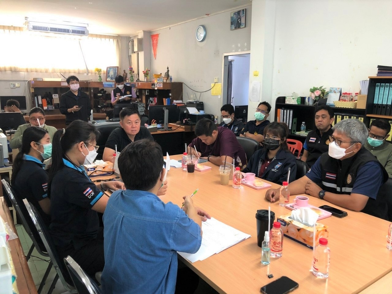 ดร.ถาวร ทันใจ รองอธิบดีกรมประมง เข้าตรวจเยี่ยมและติดตามการปฏิบัติงานของเจ้าหน้าที่ศูนย์ควบคุมการแจ้งเรือเข้าออก สมุทรปราการ