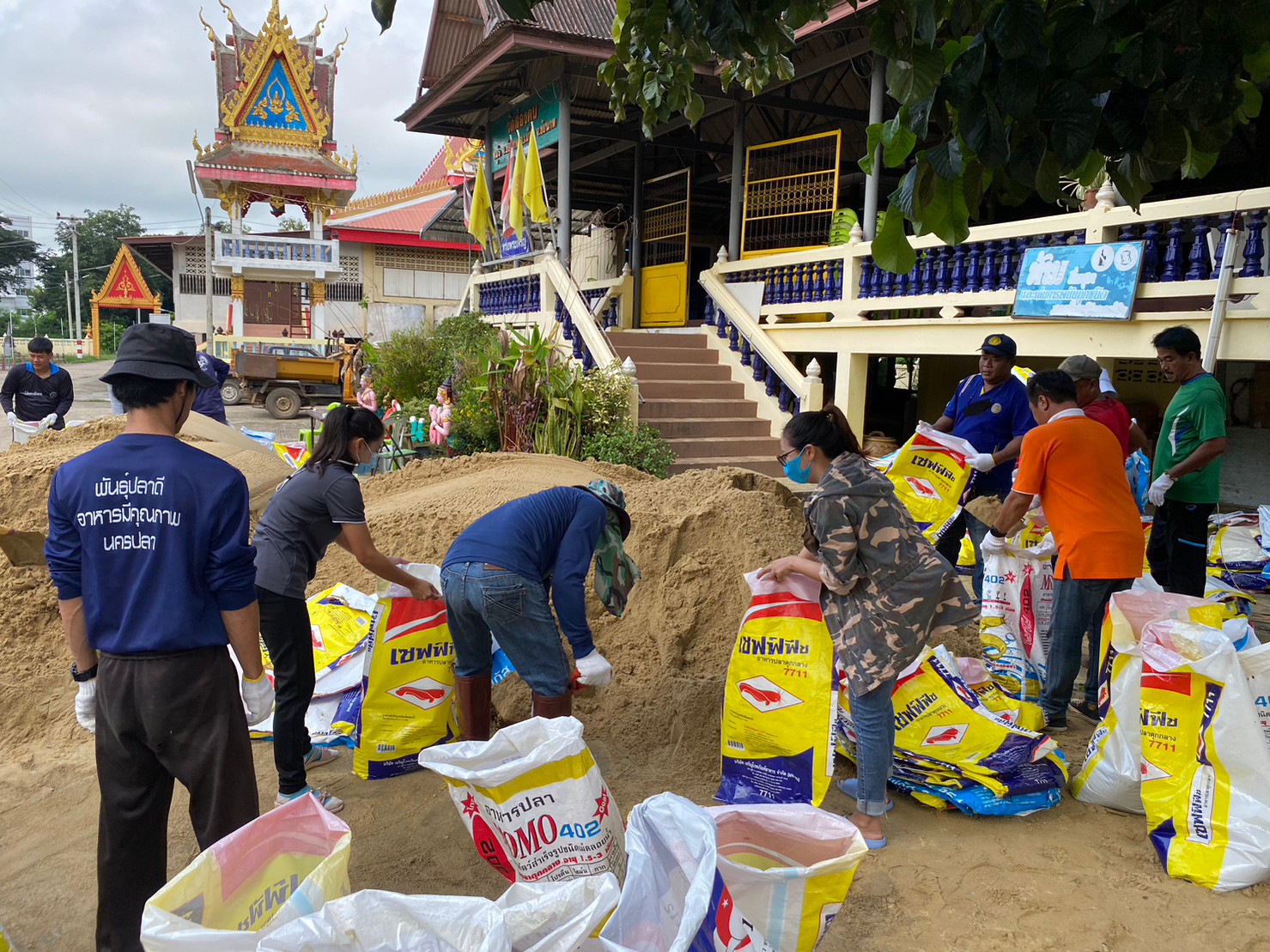เจ้าหน้าที่หน่วยงานสังกัดกรมประมงในจังหวัดชัยนาท ลงพื้นที่ให้การช่วยเหลือเกษตรกรผู้ประสบอุทกภัย ปี 2565