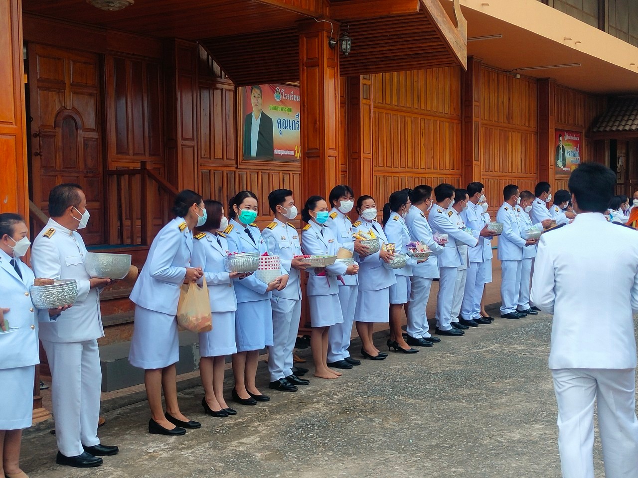 วางพวงมาลาวันคล้ายวันสวรรคต พระบาทสมเด็จพระชนกาธิเบศร มหาภูมิพลอดุลยเดชมหาราช บรมนาถบพิตร..คลิก