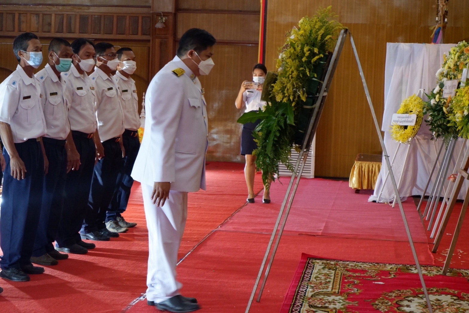 วางพวงมาลาวันคล้ายวันสวรรคต พระบาทสมเด็จพระชนกาธิเบศร มหาภูมิพลอดุลยเดชมหาราช บรมนาถบพิตร..คลิก