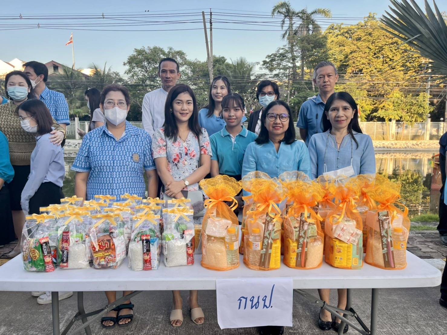 กิจกรรมพิธีทำบุญตักบาตรอาหารแห้ง  เนื่องในวันคล้ายวันสวรรคต พระบาทสมเด็จพระบรมชนกาธิเบศร มหาภูมิพลอดุลยเดชมหาราช บรมนาถบพิตร..คลิก
