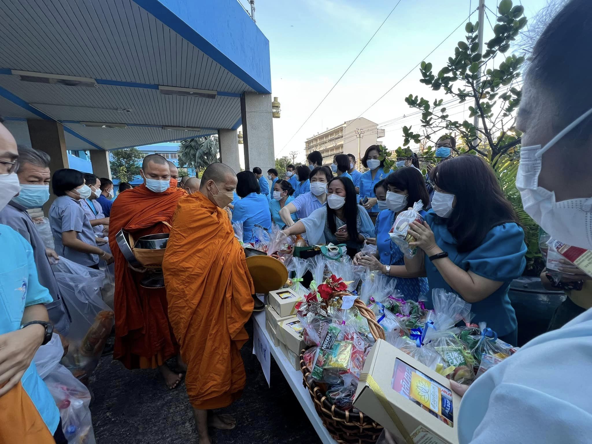 นายเฉลิมชัย สุวรรณรักษ์ อธิบดีกรมประมง เป็นประธานในพิธีทำบุญตักบาตรถวายพระราชกุศล เนื่องในวันคล้ายวันสวรรคต พระบาทสมเด็จพระบรมชนกาธิเบศร มหาภูมิพลอดุลยเดชมหาราช บรมนาถบพิตร ๑๓ ตุลาคม ๒๕๖๕..คลิก