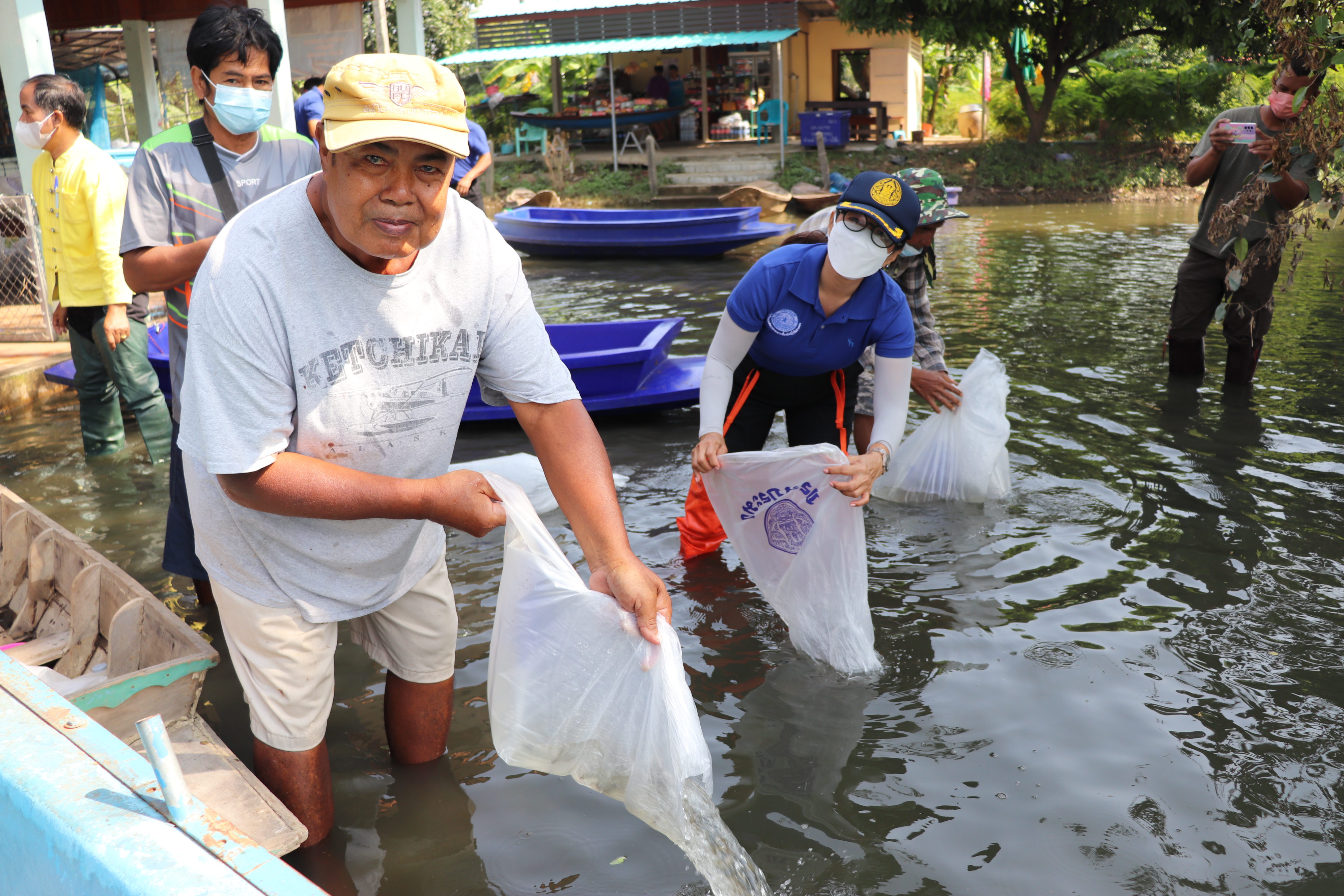 สนับสนุนและปล่อยพันธุ์ปลาในโครงการ พัฒนาศักยภาพเกษตรกร/และผู้ประกอบการภาคการเกษตร กิจกรรม บริหารจัดการชุมชนประมงพื้นบ้านอย่างยั่งยืน ครั้งที่ 6..คลิก