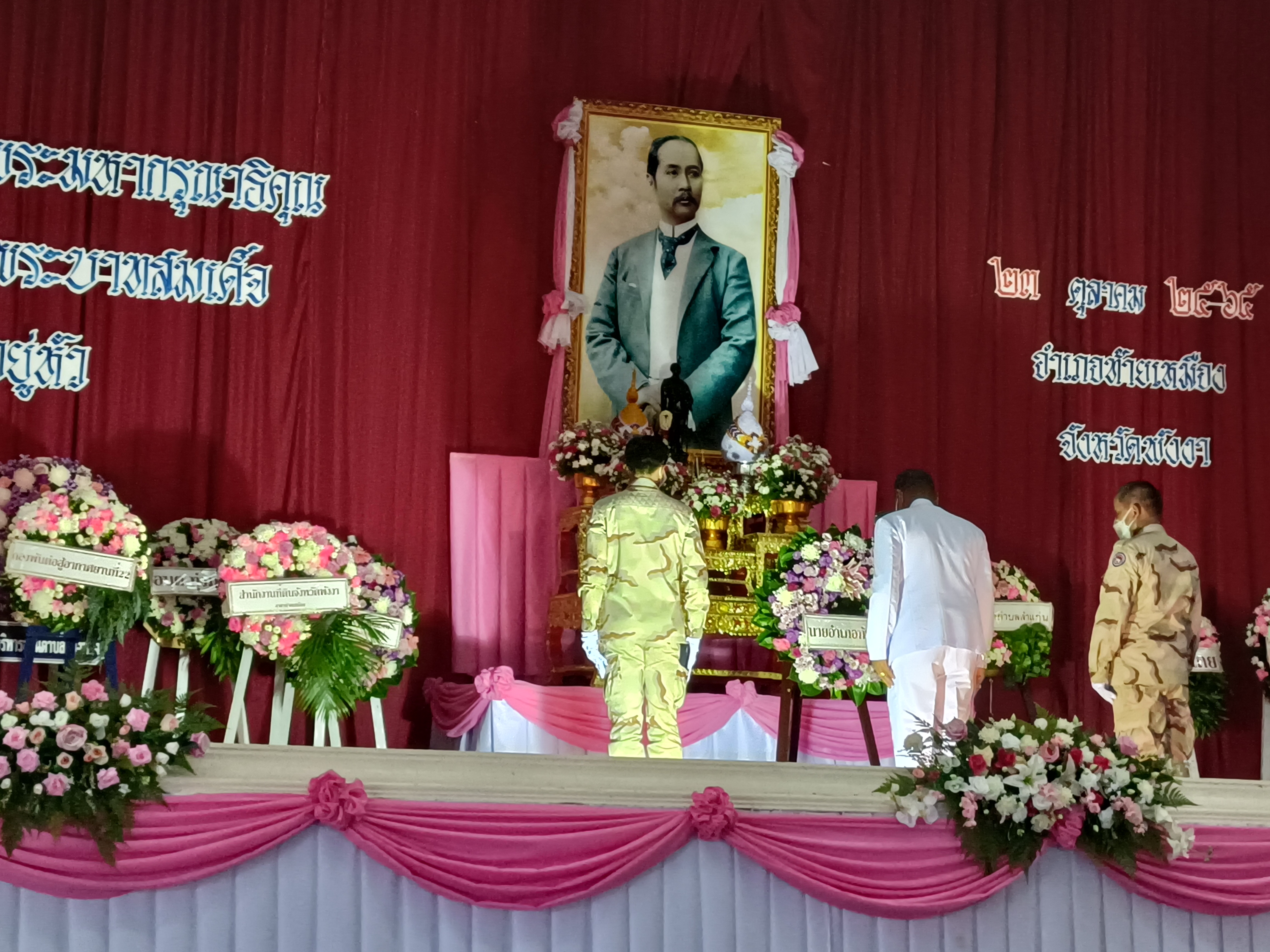 วันอาทิตย์ที่ 23 ตุลาคม 2565  เวลา 08.00 น. นางฉันทนา แก้วตาปี ผู้อำนวยการศูนย์วิจัยและพัฒนา การเพาะเลี้ยงสัตว์น้ำชายฝั่งพังงา ได้มอบหมายให้  นางกัลยาณี ทีปะปาล นักวิชาการประมงชำนาญการ และนางสาวพัชรี นวลศรีทอง นักวิชาการประมงปฏิบัติการ เข้าร่วมพิธีวางพวงมาลา  เนื่องในวันคล้ายวันสวรรคต พระบาทสมเด็จพระจุลจอมเกล้า เจ้าอยู่หัว ณ ศาลาเอนกประสงค์ อำเภอท้ายเหมือง โดยมี นายสมศักดิ์ ทิพย์มณี นายอำเภอท้ายเหมือง เป็นประธานในพิธี..คลิก