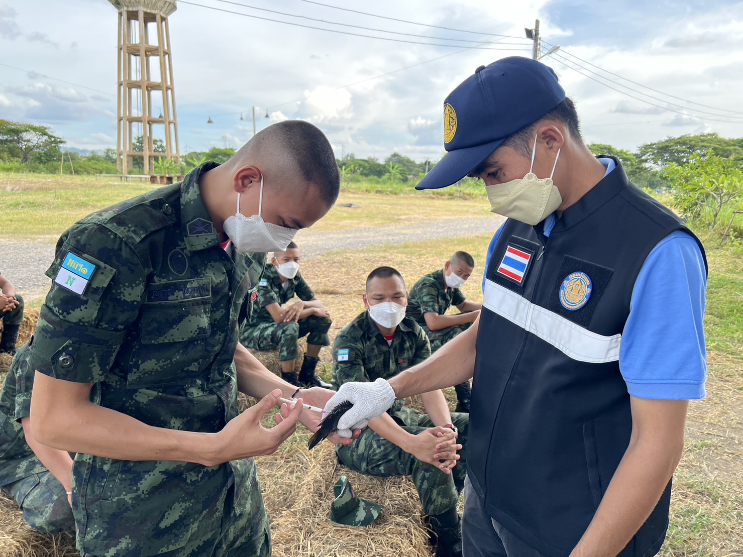 ศูนย์ฯ อ่างทองวิทยากรให้ความรู้เรื่องการเพาะพันธุ์ปลาอบรมให้ความรู้ “โครงการปลาของพ่อ” ของกองพันทหารปืนใหญ่ที่ ๑๑ กรมทหารปืนใหญ่ที่ ๑ รักษาพระองค์  จังหวัดลพบุรี..คลิก