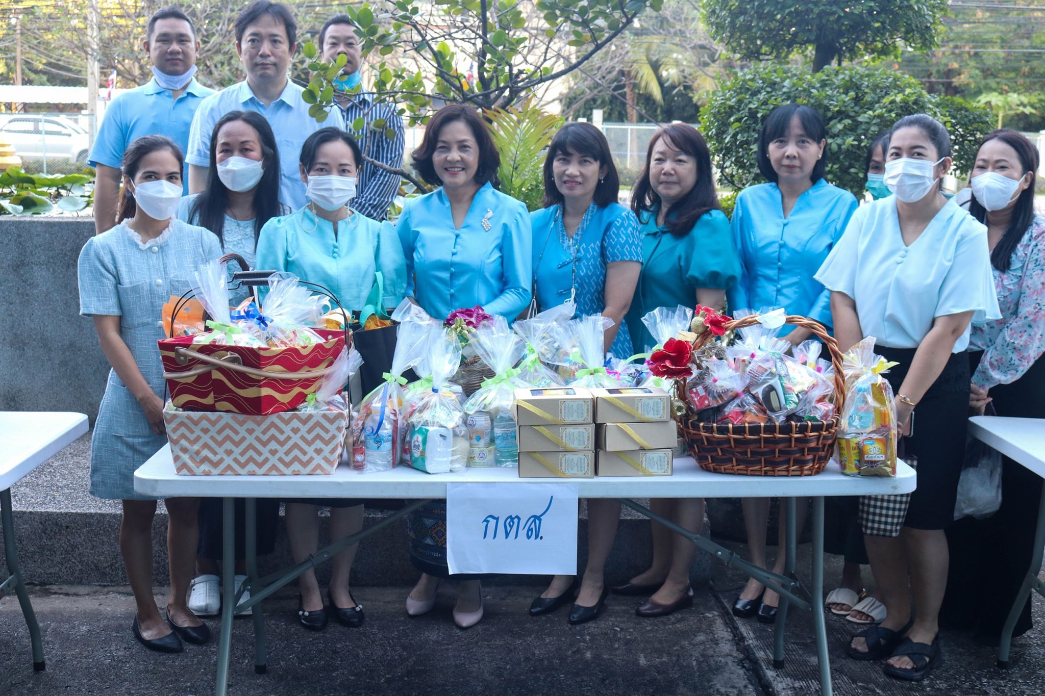 นายเฉลิมชัย? สุวรรณรักษ์ อธิบดีกรมประมง พร้อมด้วยคณะผู้บริหาร? ข้าราชการและเจ้าหน้าที่กรมประมง? เข้าร่วมกิจกรรมพิธีทำบุญตักบาตรอาหารแห้ง แด่พระสงฆ์จากวัดพระศรีมหาธาตุวรมหาวิหาร บางเขน? ?เพื่อถวายพระราชกุศล เนื่องในวันคล้ายวันสวรรคต พระบาทสมเด็จพระบรมชนกาธิเบศร มหาภูมิพลอดุลยเดชมหาราช บรมนาถบพิตร 13 ตุลาคม 2565