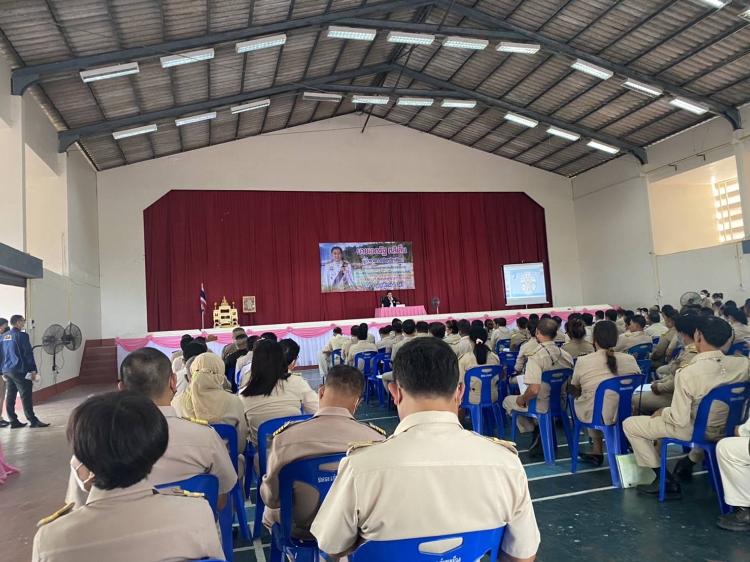 วันพฤหัสบดีที่ 3 พฤศจิกายน  พ.ศ. 2565 เวลา 14.00 น.  นางฉันทนา แก้วตาปี ผู้อำนวยการศูนย์วิจัยและพัฒนา การเพาะเลี้ยงสัตว์น้ำชายฝั่งพังงา  ร่วมกับหัวหน้าส่วนราชการ หน่วยงานรัฐวิสาหกิจ  องค์กรส่วนปกครองท้องถิ่น  และภาคเอกชน อำเภอท้ายเหมือง  เข้าร่วมการประชุมเพื่อรับมอบแนวทางการบริหารราชการของ ผู้ว่าราชการจังหวัดพังงาเพื่อพลิกโฉมพังงาสู่เมืองแห่งความสุขอย่างยั่งยืน ณ ศาลาเอนกประสงค์อำเภอท้ายเหมือง จังหวัดพังงา โดยมีนายเอกรัฐ  หลีเส็น ผู้ว่าราชการจังหวัดพังงา เป็นประธานในการประชุม..คลิก