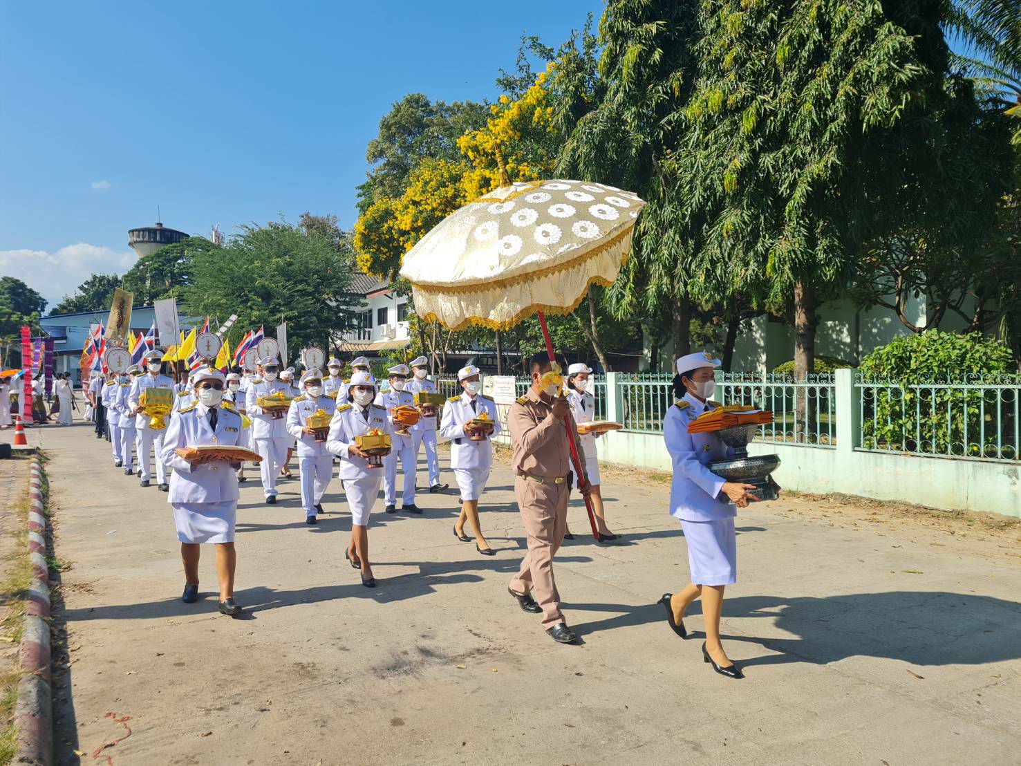 ร่วมพิธีถวายผ้าพระกฐินพระราชทาน ณ วัดพระธาตุศรีจอมทอง วรวิหาร ตำบลบ้านหลวง อำเภอจอมทอง..คลิก