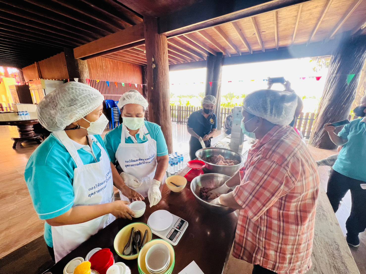 สำนักงานประมงจังหวัดชลบุรี เข้าร่วมกิจกรรมดำเนินการส่งเสริมและพัฒนาการแปรรูปผลิตภัณฑ์ประมง โดยการถ่ายทอดความรู้ จากเจ้าหน้าที่กองวิจัยและพัฒนาเทคโนโลยีอุตสาหกรรมสัตว์น้ำ..คลิก