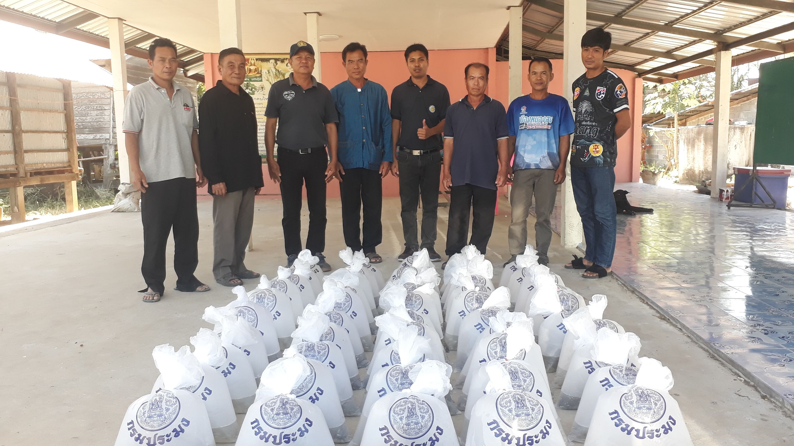 ปล่อยพันธุ์สัตว์น้ำเพิ่มผลผลิตในแหล่งน้ำชุมชน