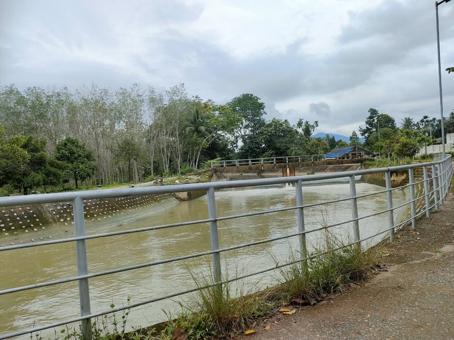 ประมงอำเภอป่าบอน ลงพื้นที่ติดตามเฝ้าระวังสถานการณ์น้ำ ในช่วงสภาวะฝนตกหนักต่อเนื่องแนะนำแนวทางการป้องกันความเสียหายจากอุทกภัย