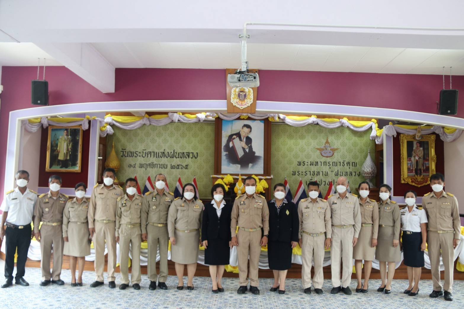 ประมงจังหวัดภูเก็ต ร่วมพิธีถวายราชสักการะวางพานพุ่นดอกไม้สด เนื่องใน 