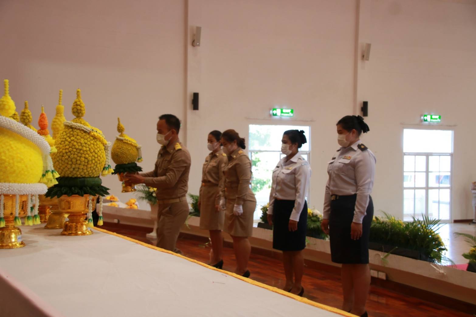 ร่วมพิธีวางพานพุ่มดอกไม้สด เนื่องในวันพระบิดาแห่งฝนหลวง ประจำปี 2565