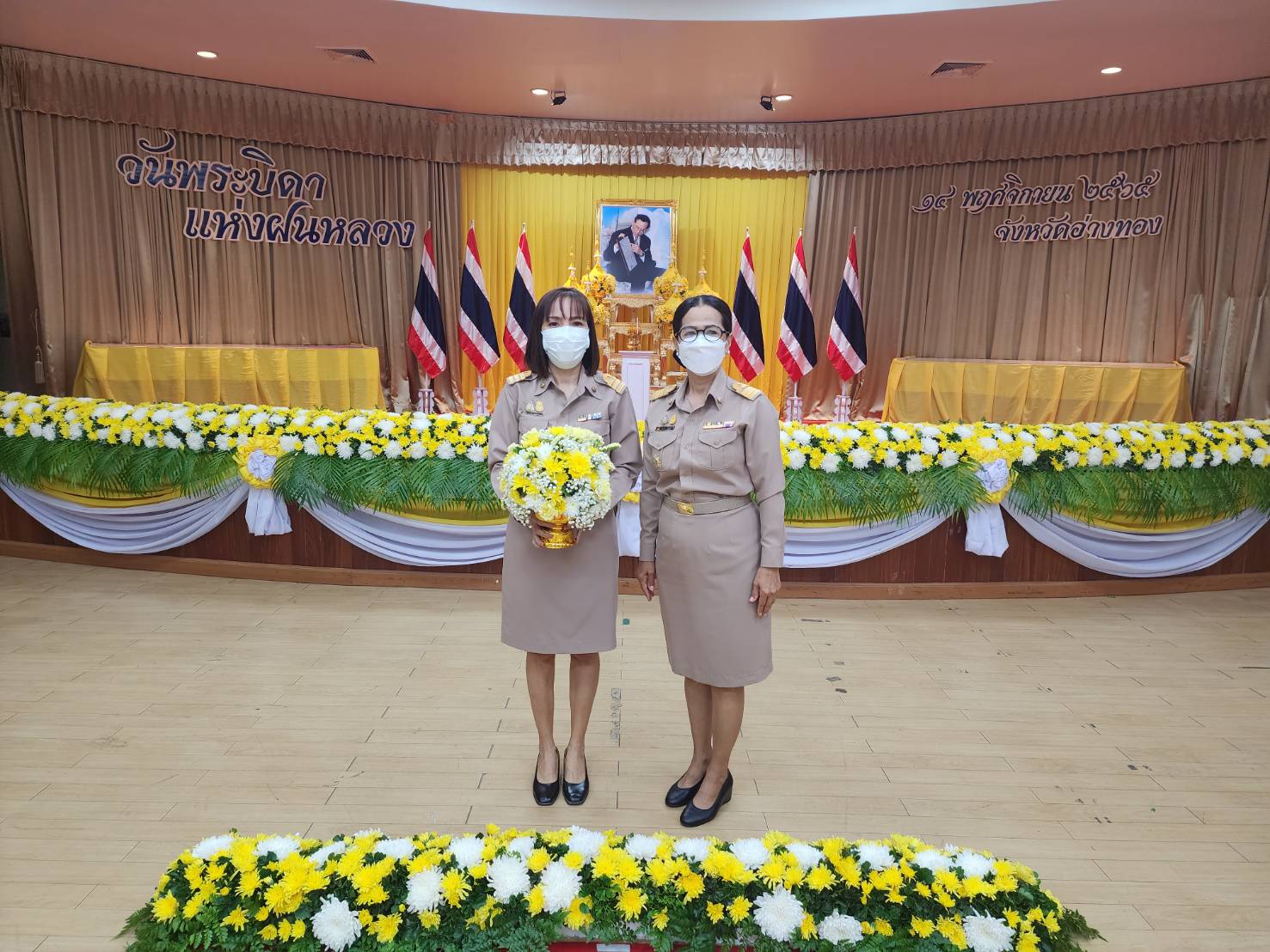 ศูนย์ฯ อ่างทอง ร่วมพิธีถวายราชสักการะวางพานพุ่มดอกไม้สด เนื่องใน..คลิก