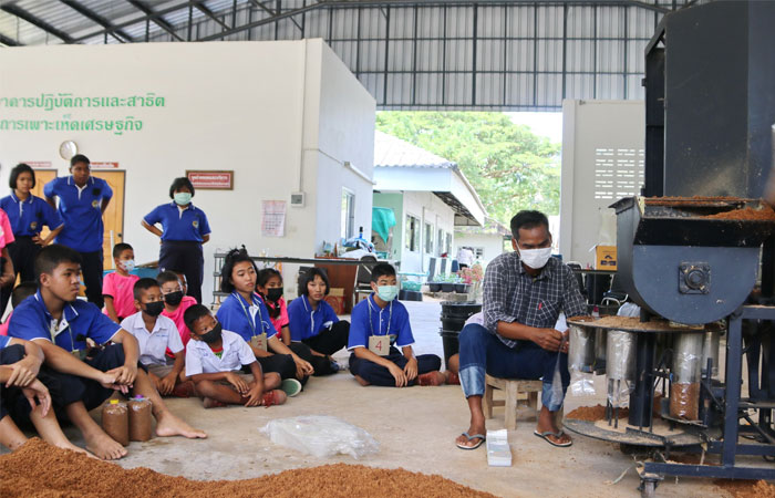 โครงการถ่ายทอดองค์ความรู้สู่เยาวชนโรงเรียนในพื้นที่หมู่บ้านรอบศูนย์ศึกษาการพัฒนาอ่าวคุ้งกระเบนฯ..คลิก