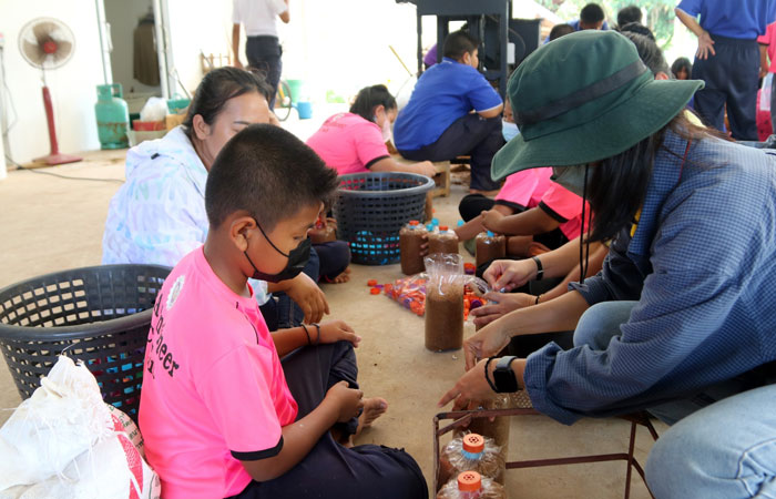 โครงการถ่ายทอดองค์ความรู้สู่เยาวชนโรงเรียนในพื้นที่หมู่บ้านรอบศูนย์ศึกษาการพัฒนาอ่าวคุ้งกระเบนฯ