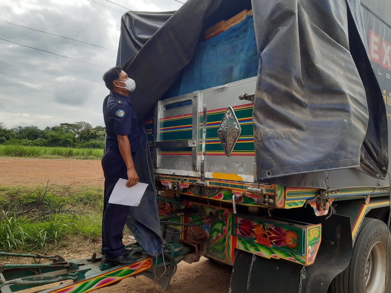 ตรวจสินค้าประมงที่ส่งออก จุดผ่อนปรนการค้าบ้านหนองปรือ..คลิก