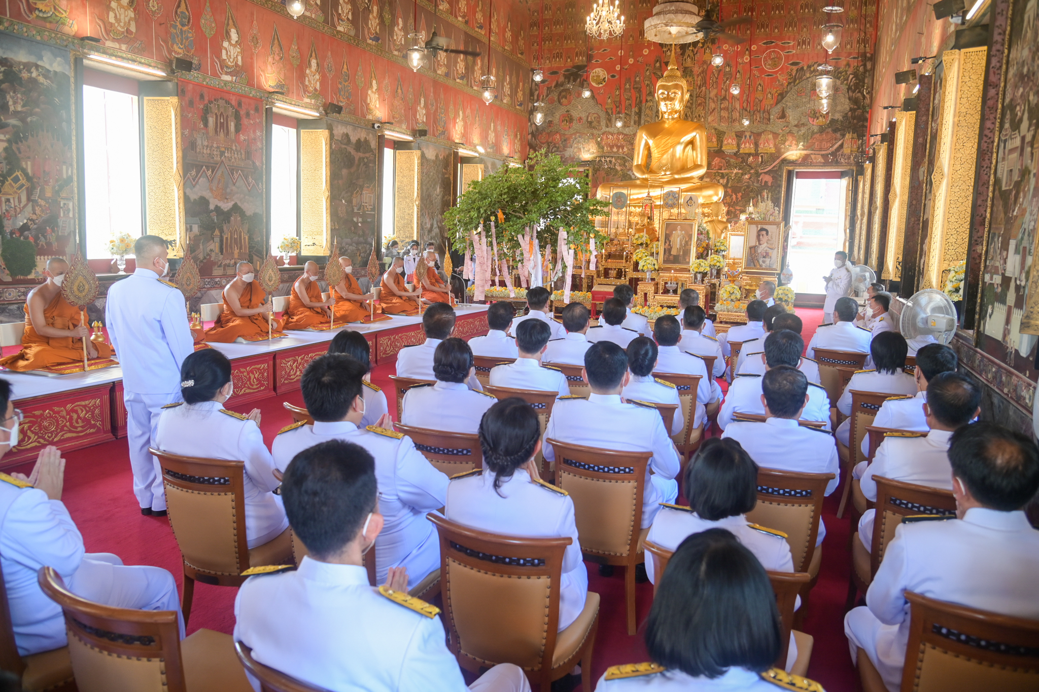 พระบาทสมเด็จพระเจ้าอยู่หัว ทรงพระกรุณาโปรดเกล้าโปรดกระหม่อมพระราชทานผ้าไตรประกอบพิธีทอดผ้าป่า เพื่อน้อมเกล้าน้อมกระหม่อมถวายพระราชกุศลแด่พระบาทสมเด็จพระบรมชนกาธิเบศร มหาภูมิพลอดุลยเดชมหาราช บรมนาถบพิตร เนื่องในวันคล้ายวันสวรรคต..คลิก
