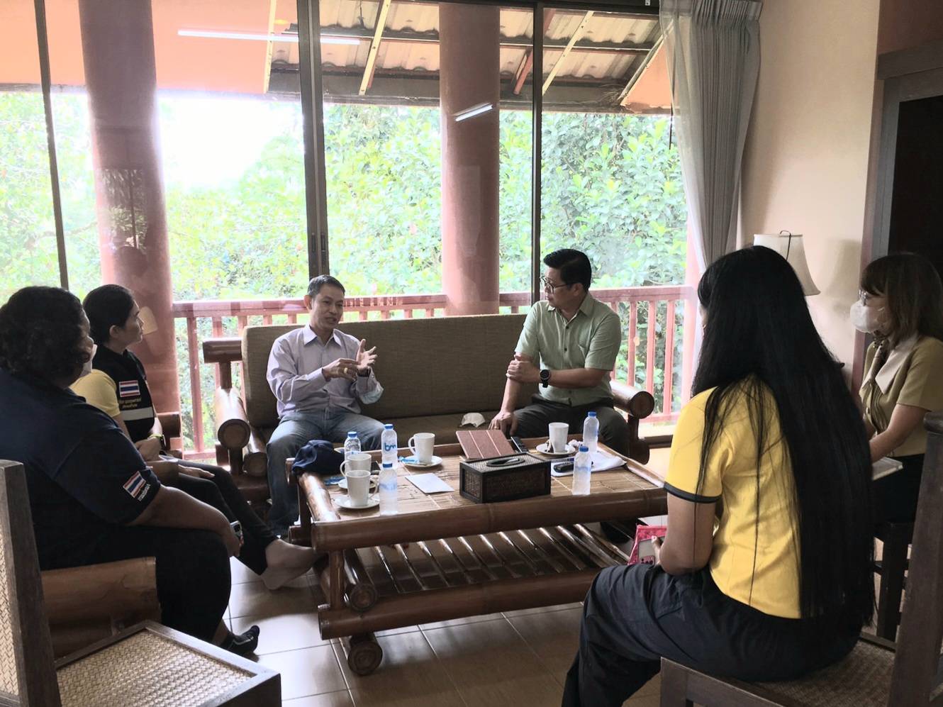 วันที่ 16 พฤศจิกายน 2565 สำนักงานประมงจังหวัดพังงา โดย นายนิพนธ์ เสนอินทร์ หัวหน้ากลุ่มพัฒนาและส่งเสริมอาชีพการประมง พร้อมเจ้าหน้าที่ และประมงอำเภอกะปง ลงพื้นที่โรงเรียนเยาววิทย์ อำเภอกะปง จังหวัดพังงา เพื่อติดตามผลการดำเนินงานกิจกรรมการเลี้ยงปลาดุกในกระชังและการเลี้ยงปลานิลในบ่อดิน ทำการชั่งวัดขนาดปลา พบว่า ปลามีการเจริญเติบโตดี ทั้งนี้ ได้แนะนำวิธีการปรับอาหารในแต่ละมื้อให้สัมพันธ์กับขนาดปลา ทำการย้ายปลาดุกจากกระชังอนุบาลใส่ในกระชังเลี้ยง พร้อมทั้งร่วมกับผู้อำนวยการโรงเรียนและครูผู้รับผิดชอบวางแผนการดำเนินงานโครงการส่งเสริมการดำเนินงานอันเนื่องมาจากพระราชดำริฯ (ประมงโรงเรียน) ประจำปีงบประมาณ พ.ศ. 2566 โดยในปีนี้ทางโรงเรียนมีเป้าหมายดำเนินการเพื่อเสริมสร้างประสบการณ์จากการลงมือปฏิบัติจริงให้กับนักเรียนและครูผู้รับผิดชอบ เพื่อนำผลผลิตมาปรุงเป็นอาหารกลางวันสำหรับนักเรียนและคัดแยกนำไปแปรรูปเพื่อเพิ่มมูลค่า สร้างเอกลักษณ์ให้กับสินค้าของโรงเรียน และยังวางแผนสร้างจุดเรียนรู้นอกห้องเรียนทั้งด้านเกษตร ปศุสัตว์ และประมง