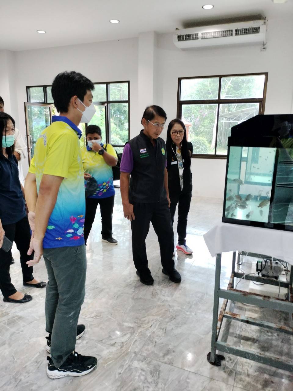 วันอาทิตย์ที่ 20 พฤศจิกายน 2565 เวลา 15.00 น. นางฉันทนา แก้วตาปี ผู้อำนวยการศูนย์วิจัยและพัฒนาการเพาะเลี้ยงสัตว์น้ำชายฝั่งพังงา พร้อมด้วยข้าราชการและบุคลากร  ร่วมต้อนรับนายประพันธ์ ลีปายะคุณ รองอธิบดีกรมประมง ดร.สุทธินี  ลิ้มธรรมมหิศร ผู้อำนวยการกองวิจัยและพัฒนา การเพาะเลี้ยงสัตว์น้ำชายฝั่ง  ดร.พิชญา ชัยนาค ผู้เชี่ยวชาญ ด้านการเพาะเลี้ยงสัตว์น้ำชายฝั่ง  และคณะ เยี่ยมชมการดำเนินงานด้านการเพาะเลี้ยงสัตว์น้ำชายฝั่ง และภารกิจงานที่ได้รับมอบหมาย ของศูนย์ฯ  โดยได้รับฟังความก้าวหน้าการดำเนินงาน และเยี่ยมชมการเพาะพันธุ์และอนุบาลปลากระพงแดง  หอยชักตีน  หอยตะโกรมกรามขาว  และปลิงทะเล..คลิก
