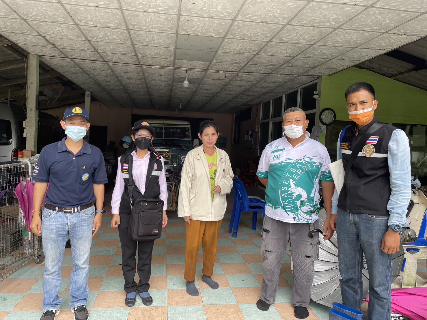 วันที่ 22 พฤศจิกายน 2565 สำนักงานประมงจังหวัดพังงา โดย นายนิพนธ์ เสนอินทร์ หัวหน้ากลุ่มพัฒนาและส่งเสริมอาชีพการประมง พร้อมเจ้าหน้าที่ ร่วมกับสำนักงานประมงอำเภอตะกั่วป่า เข้าเตรียมความพร้อมเกษตรกรเพื่อเข้าสู่มาตรฐาน GAP สำหรับฟาร์มเลี้ยงสัตว์น้ำจืด ปีงบประมาณ 2566 จำนวน 6 ราย ในพื้นที่อำเภอตะกั่วป่า จังหวัดพังงา โดยได้ชี้แจงหลักเกณฑ์และข้อปฏิบัติในการเลี้ยงสัตว์น้ำตามมาตรฐานดังกล่าว กลุ่มเกษตรกรในพื้นที่ มีการเสนอความต้องการในการได้รับสนับสนุนความรู้และเครื่องมือในการผลิตอาหารเม็ดใช้เอง เนื่องจากต้นทุนค่าอาหารที่สูงขึ้น เป็นการลดต้นการผลิต สามารถมีรายได้จากการเลี้ยงปลาได้อย่างยั่งยืน